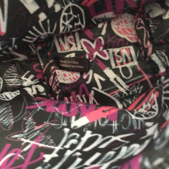 VICTORIAS SECRET HEART SHAPED MAKEUP BAG - Picture 6 of 10